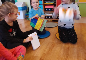 Dzieci prezentują swoje książeczki